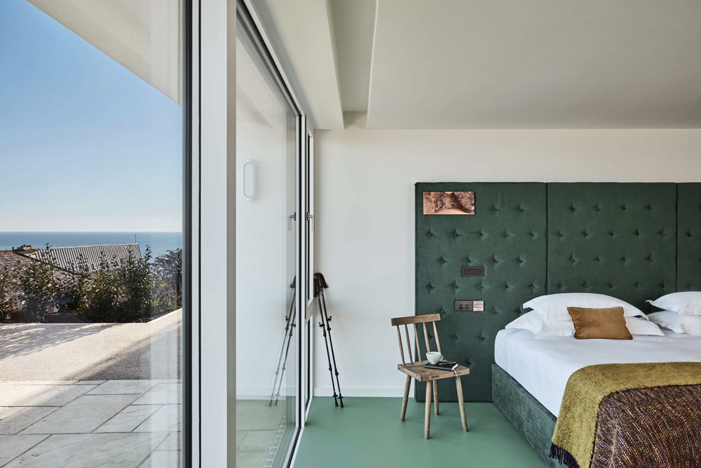 09-Cliff-Beach-House-Bedroom-6
